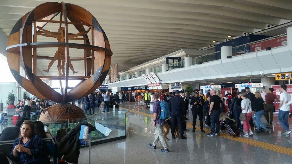 Caos in aeroporto, tenta di sfregiare tre poliziotti. Arrestato un africano già espulso