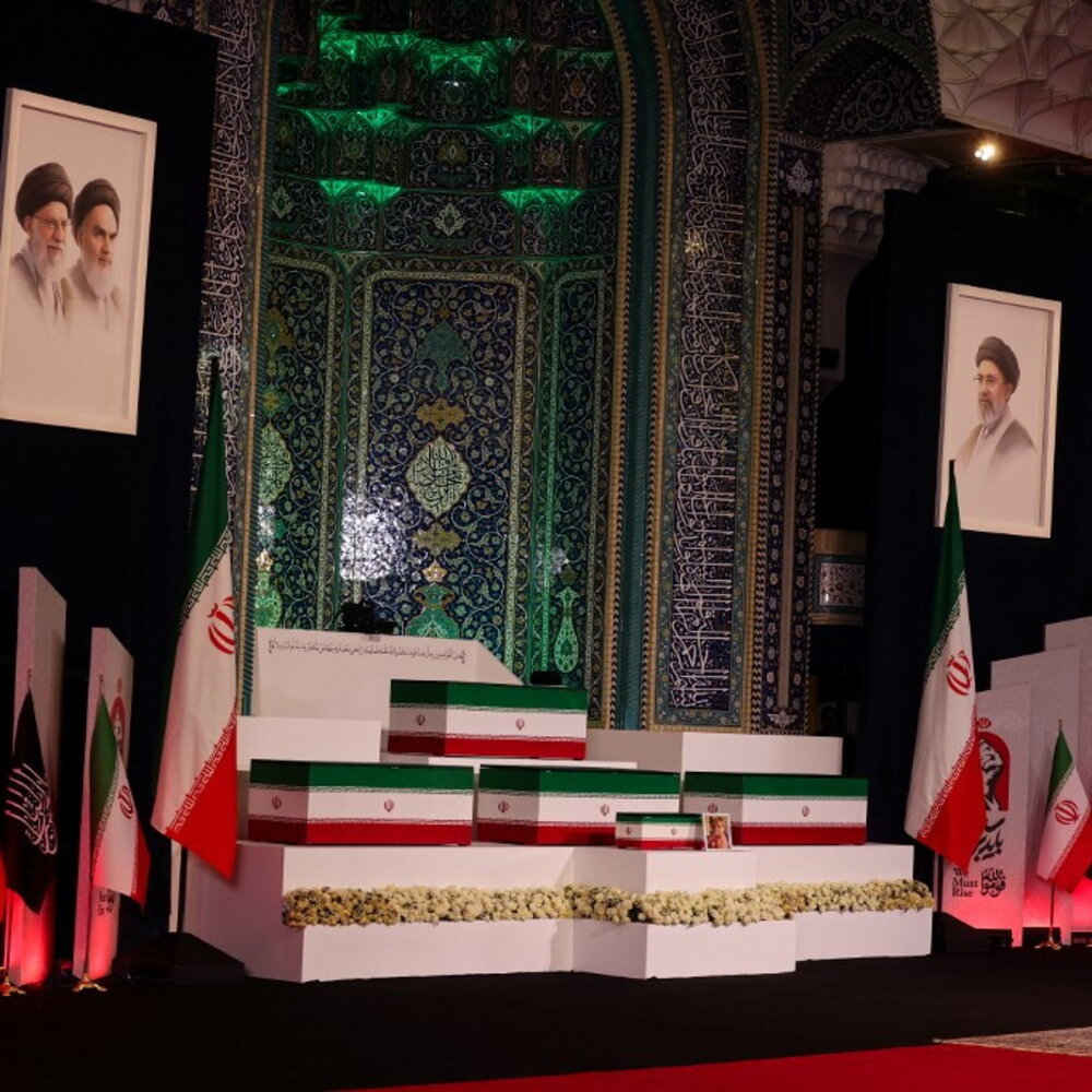 Khamenei’s coffin displayed at the Grand Mosque: up to 20 million people expected in Tehran