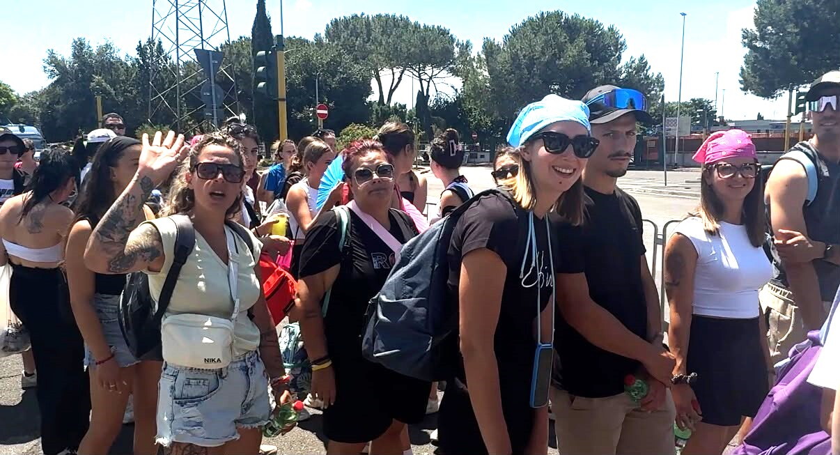 Roma 'invasa' dai fan di Ultimo, in 250mila a Tor Vergata sfidano il caldo