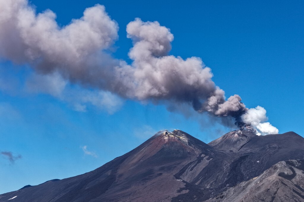 L'Etna si risveglia nella notte: chiuso l'aeroporto di Catania, voli dirottati a Palermo