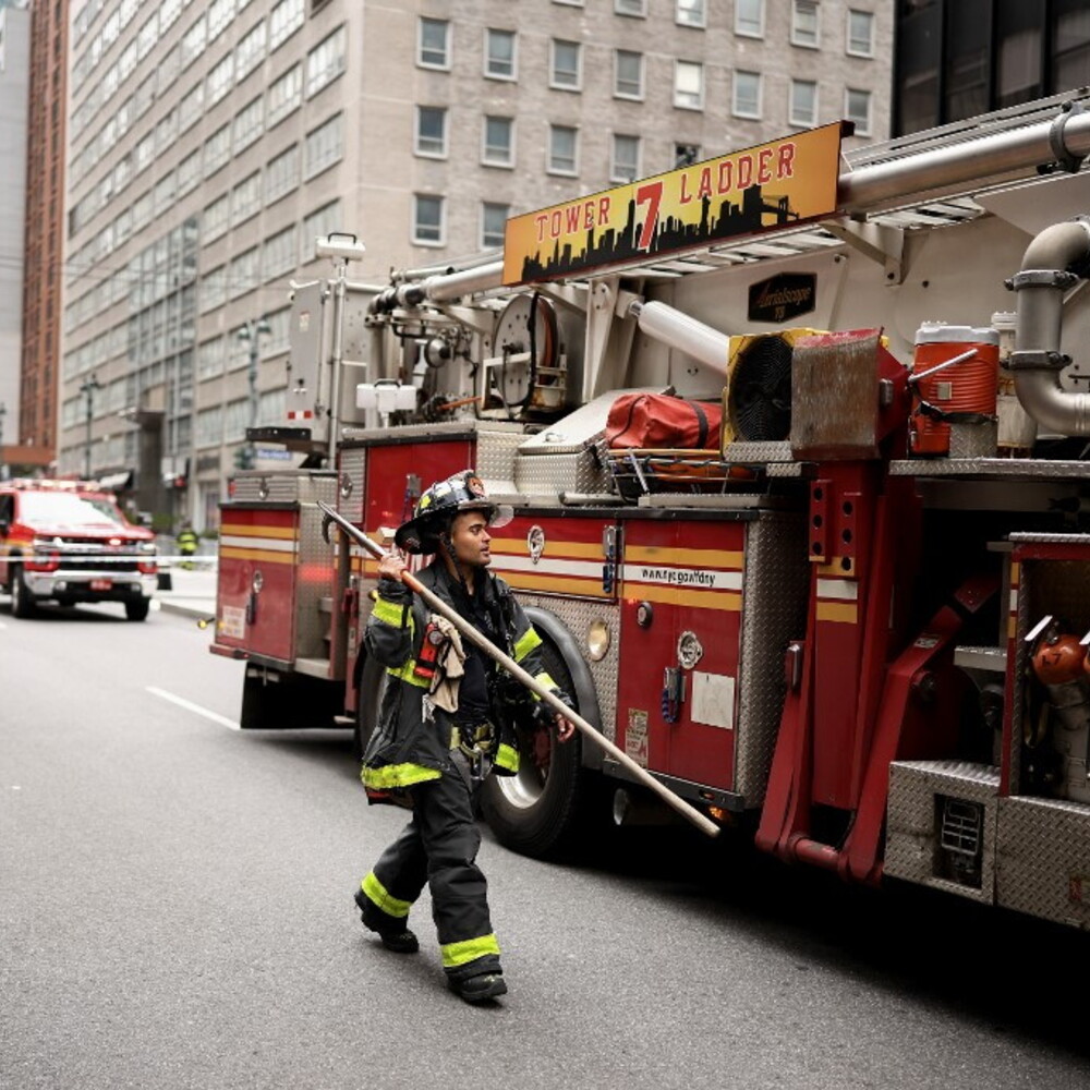Skyscraper at risk of collapse in New York, firefighters evacuate the building