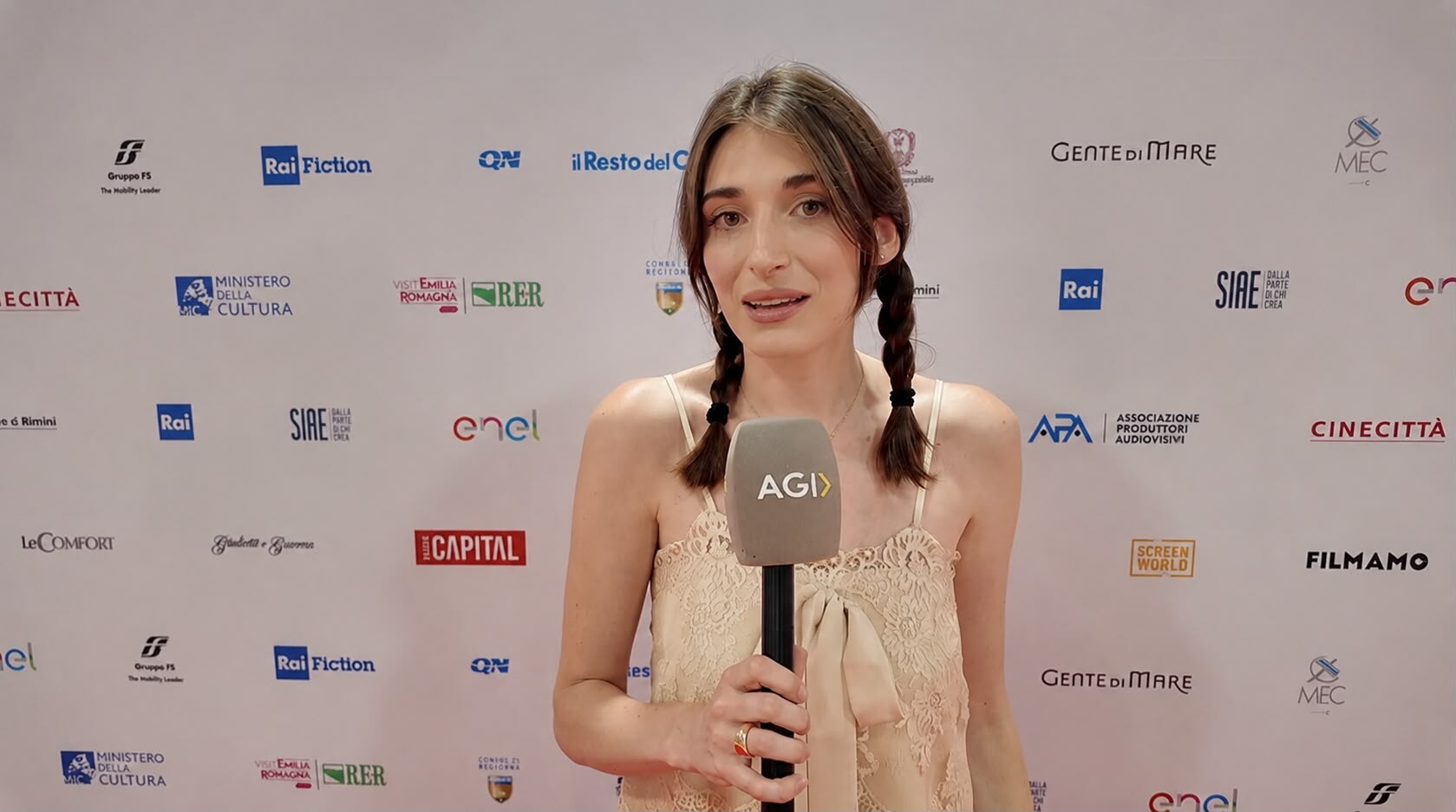 La doppia vita (professionale) di Pilar Fogliati: "Giornalista in serie tv e 'Follemente 2...