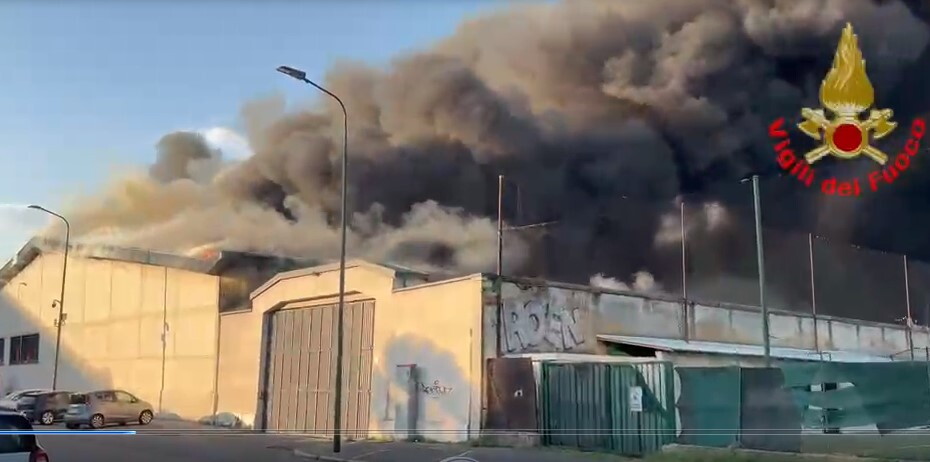 Milano, vasto incendio nel capannone della Bartolini