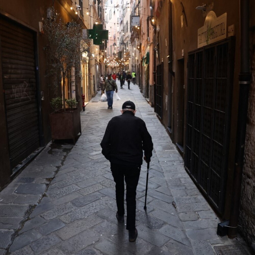 The retirement age rises to 64.7 years. The income gap between men and women remains