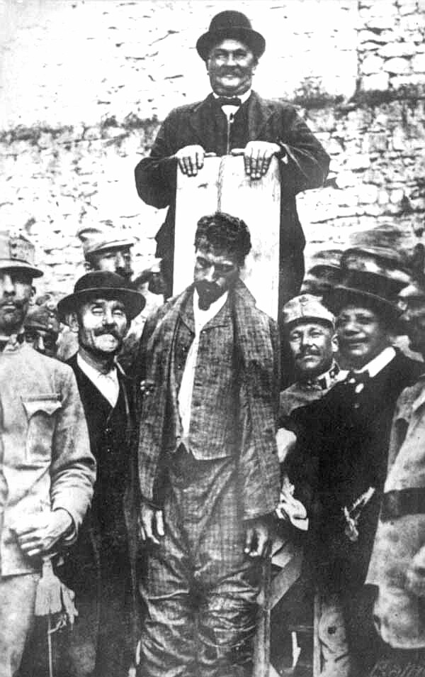 Per l’impiccagione di Battisti e Filzi allestito un macabro teatrino della morte