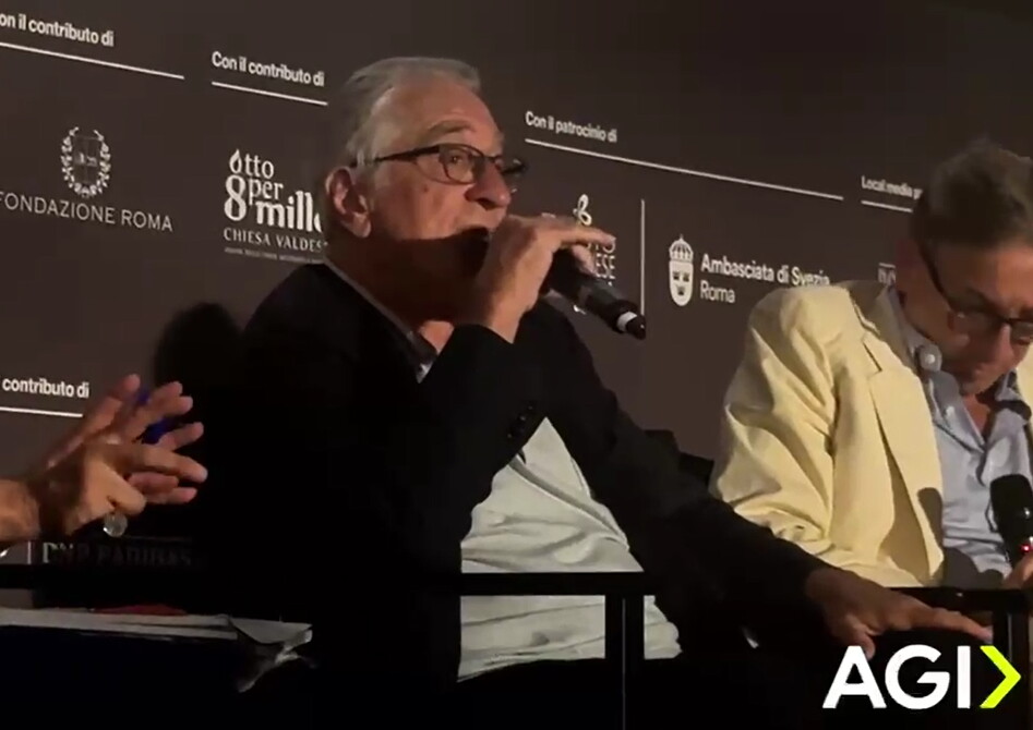 Robert De Niro incanta Piazza San Cosimato a Trastevere: "L'arte resta eterna"