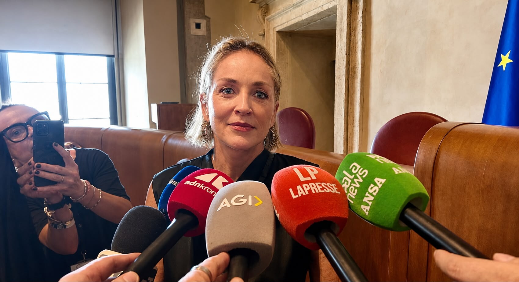 Sharon Stone a Trump: "Comportati in modo che tua madre sia fiera di te" (VIDEO)
