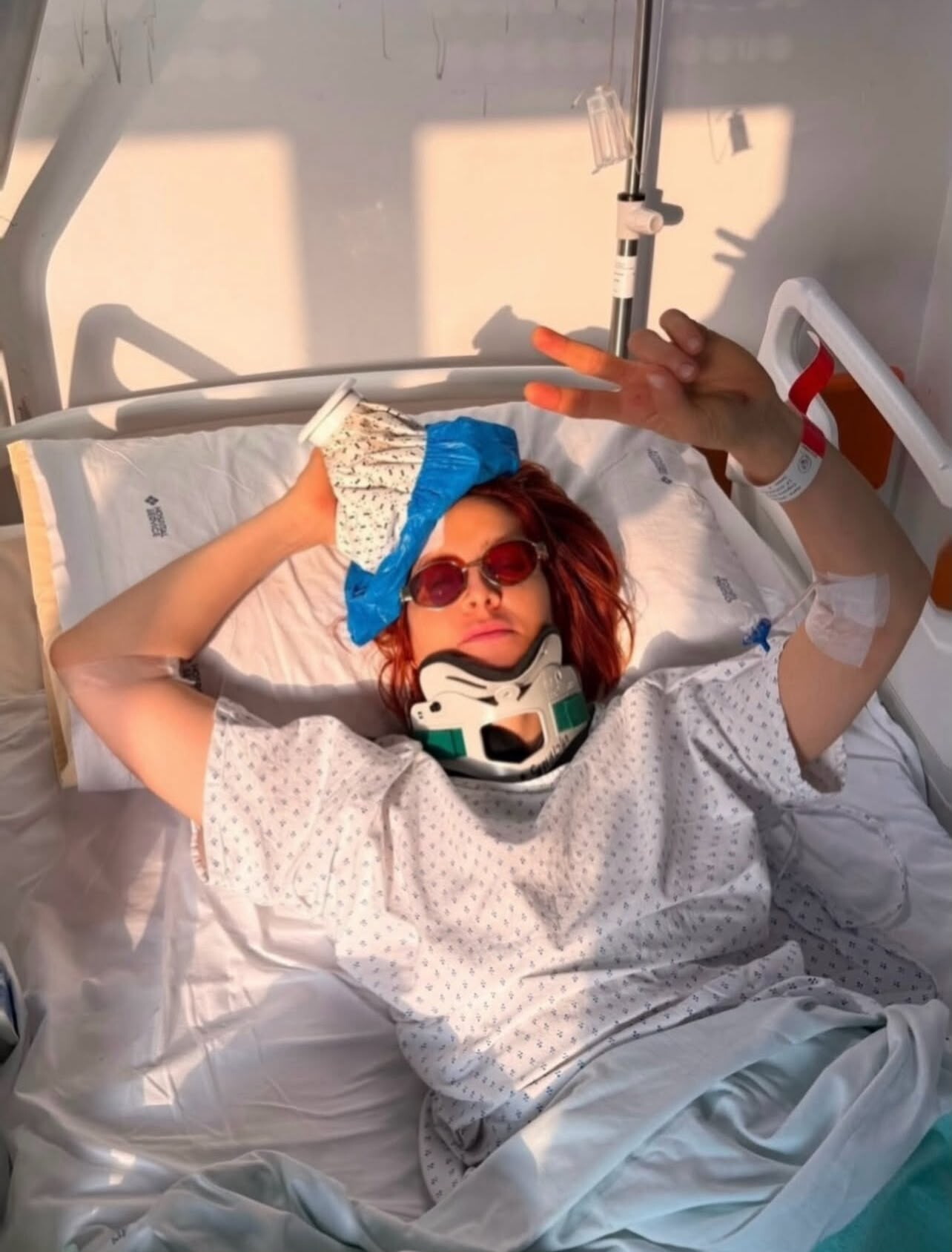Noemi cade dal palco durante il concerto, show interrotto e corsa in ospedale (VIDEO)