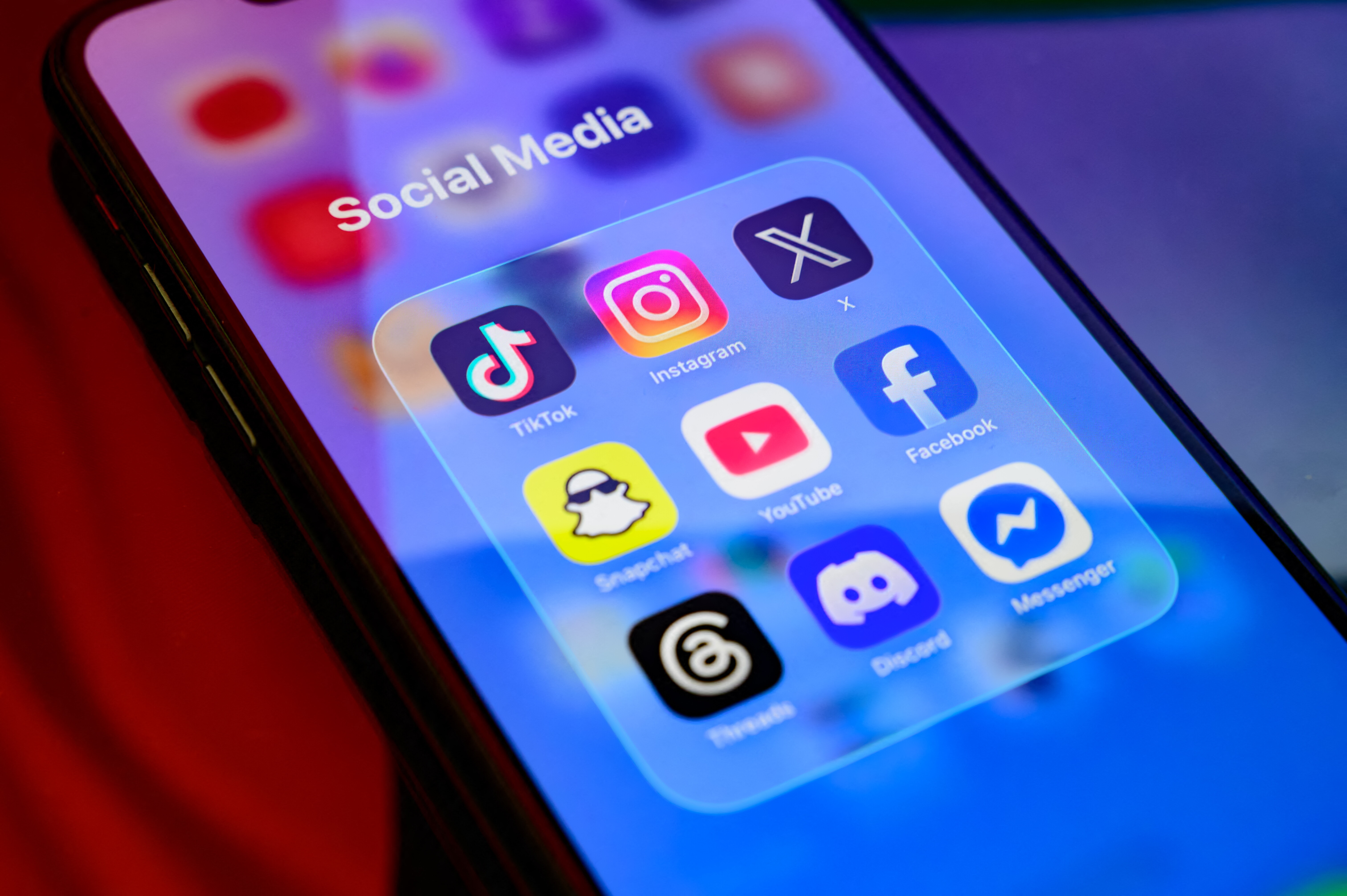 Boom di dipendenze tra giovani, social e telefonino sono le nuove droghe