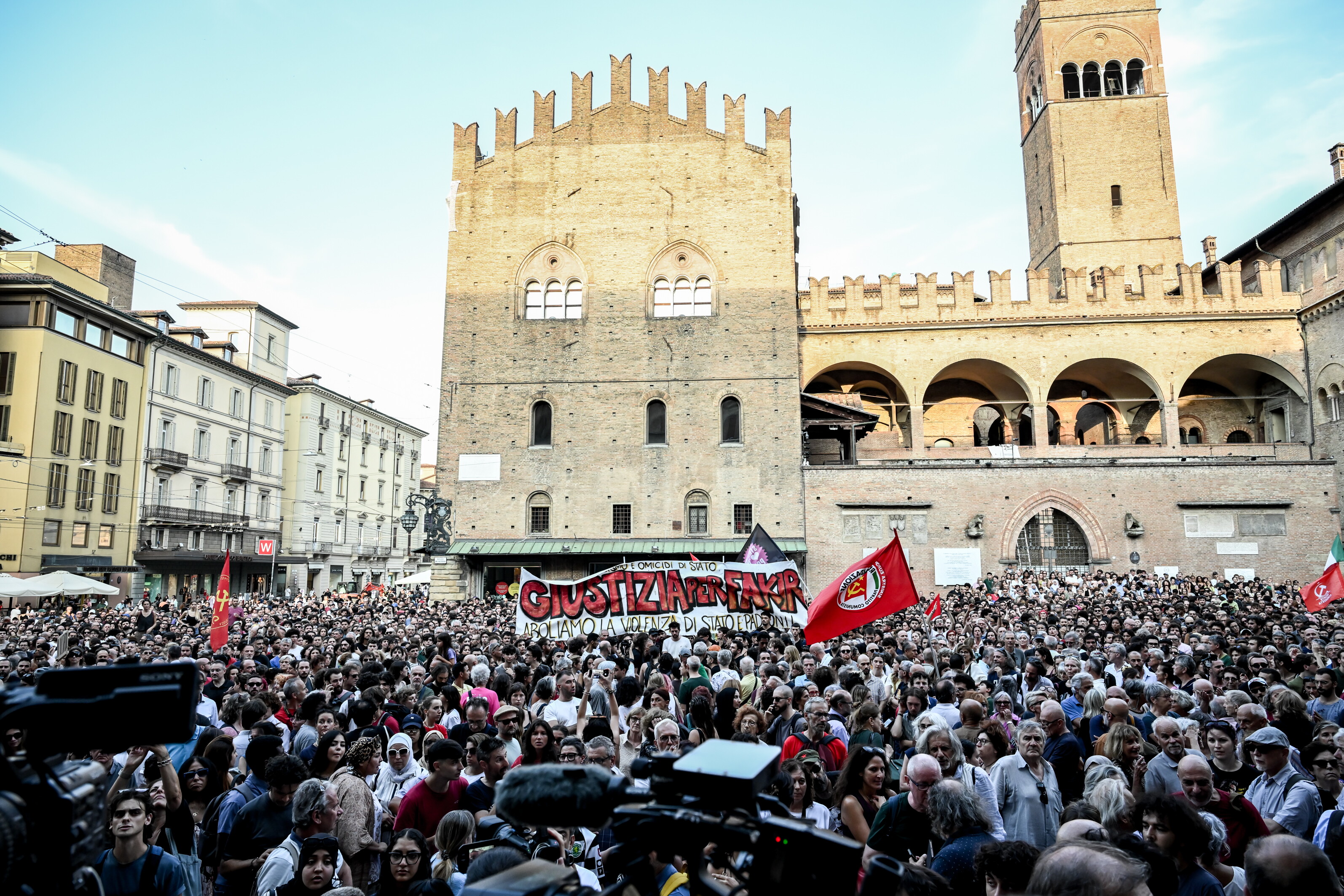 Meloni: "A Bologna condanna a priori delle forze dell'ordine. Irresponsabile chiamare la piazza"