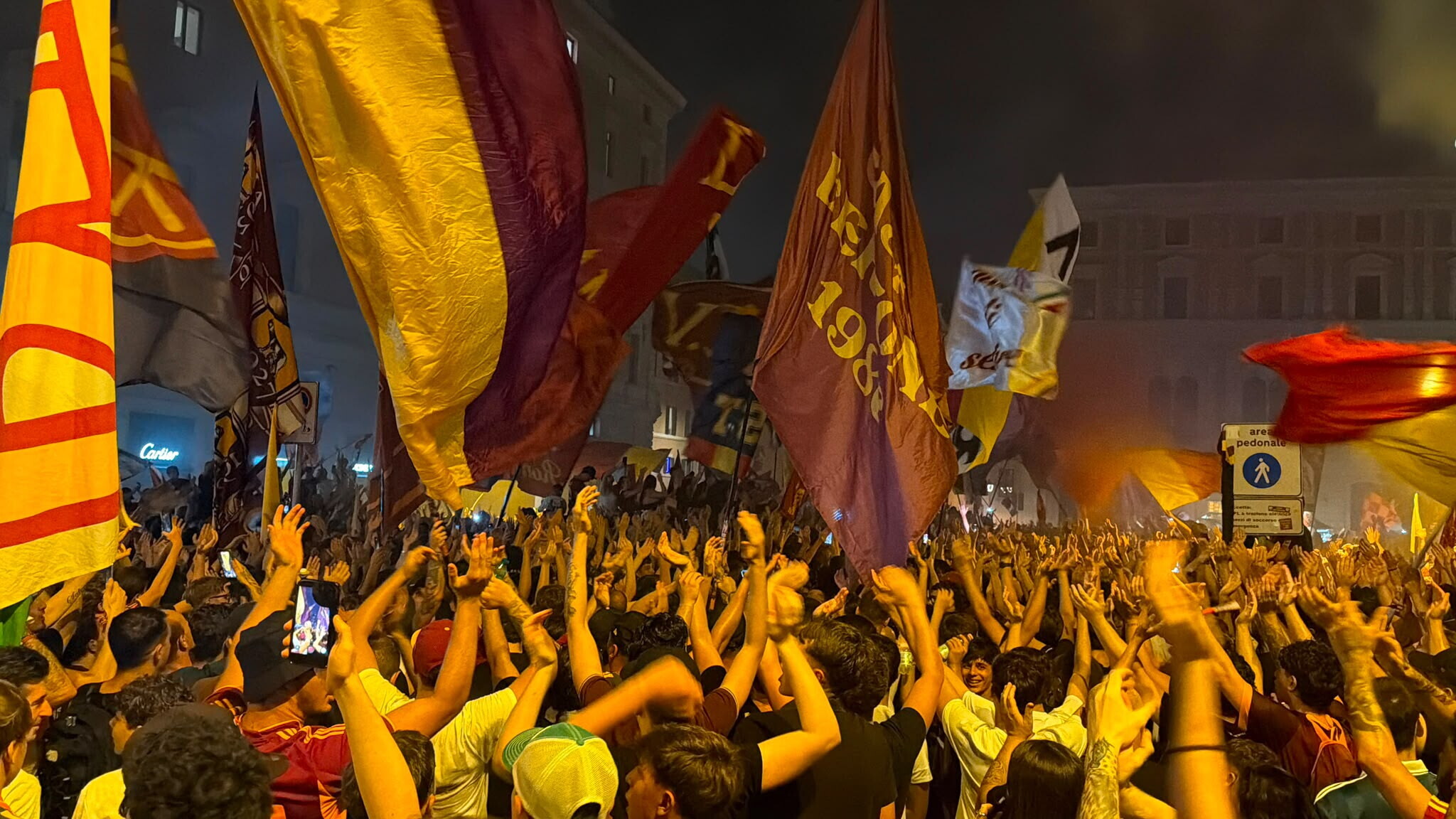 La Roma compie 100 anni, 5000 tifosi giallorossi inondano le piazze