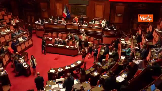 Senatori in aula occupano banchi del governo con cartelli "Fuori le chat"