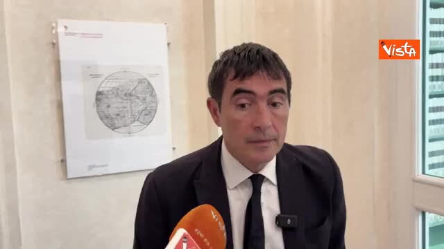 Senato italiano, politico durante punto stampa, commissione giudiziaria