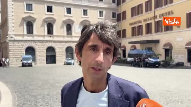 Giovanni Donzelli parla ai microfoni in piazza Montecitorio davanti a Palazzo del Parlamento