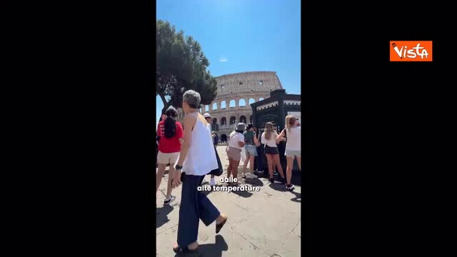 Sindaco Gualtieri con ventaglio annuncia iniziativa cinema gratis a Roma contro il caldo estivo