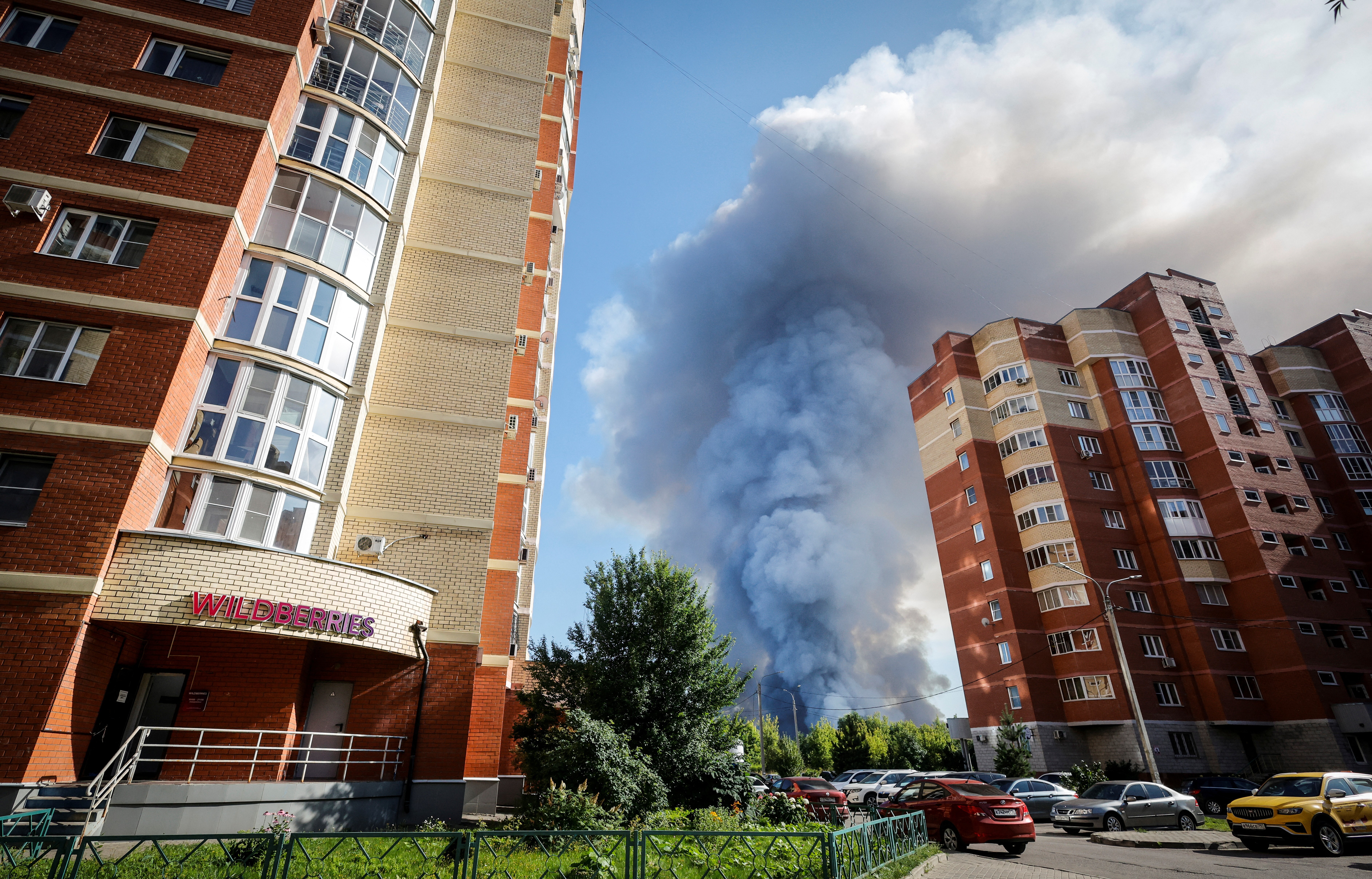 Colonna di fumo visibile su magazzini e infrastrutture a San Pietroburgo durante attacco notturno