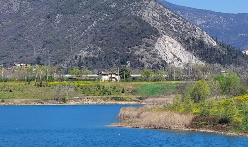 Brescia, 15enne si tuffa nel lago Gerolotto e non riemerge. La balneazione era vietata