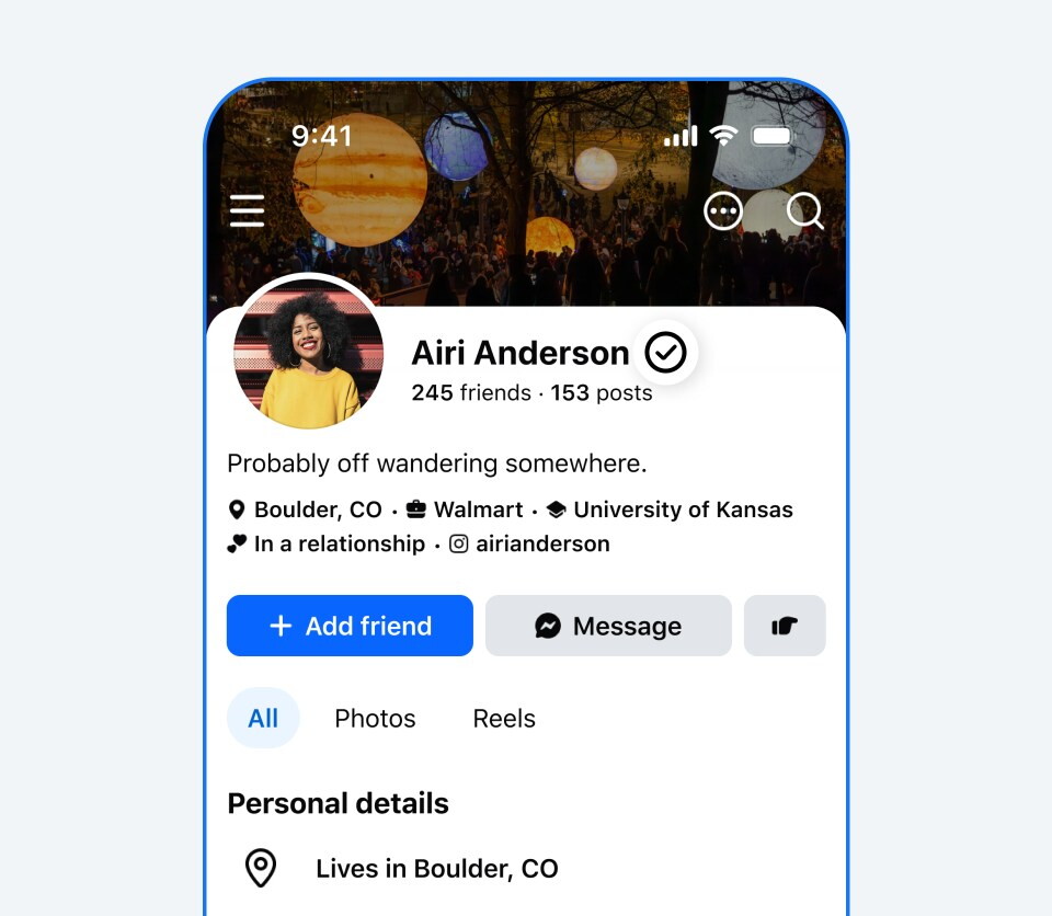 Interfaccia di Facebook con icona di badge di verifica su profilo personale, procedura di autenticazione video