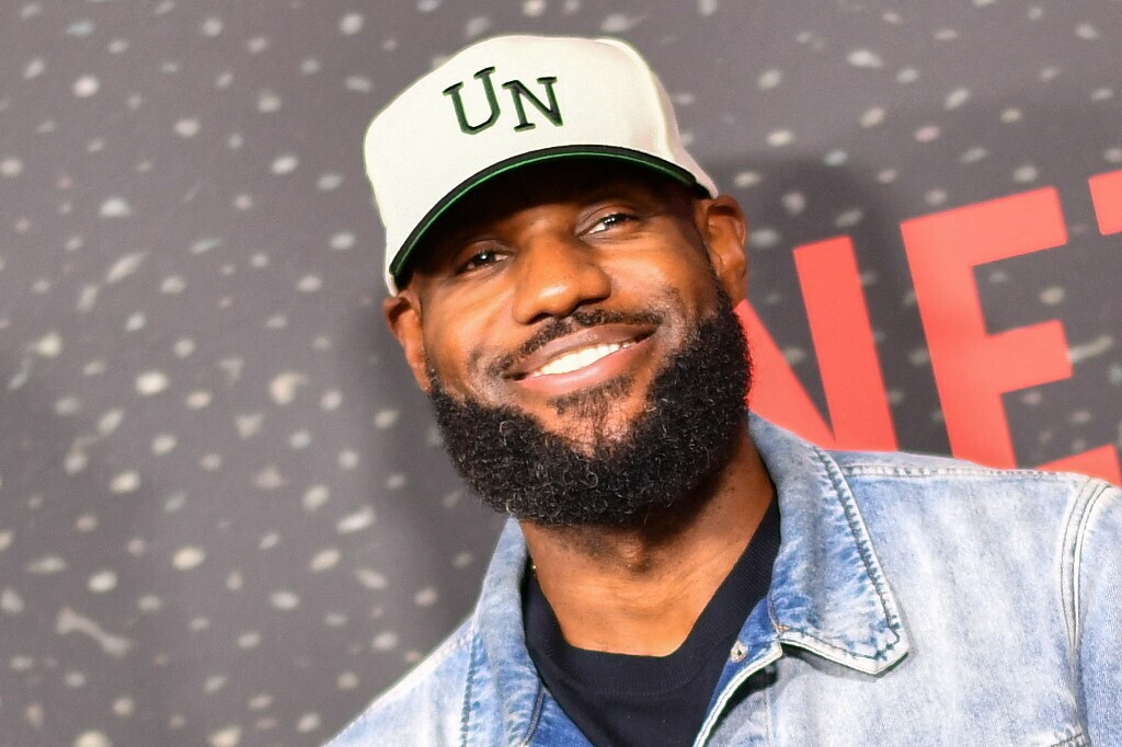 LeBron James sempre eterno, giocherà ancora una stagione