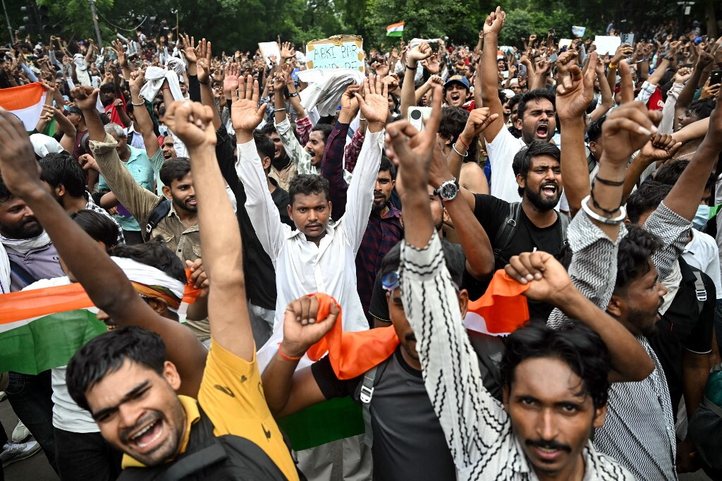 Migliaia di giovani manifestanti riuniti in piazza a New Delhi durante le proteste contro le frodi universitarie