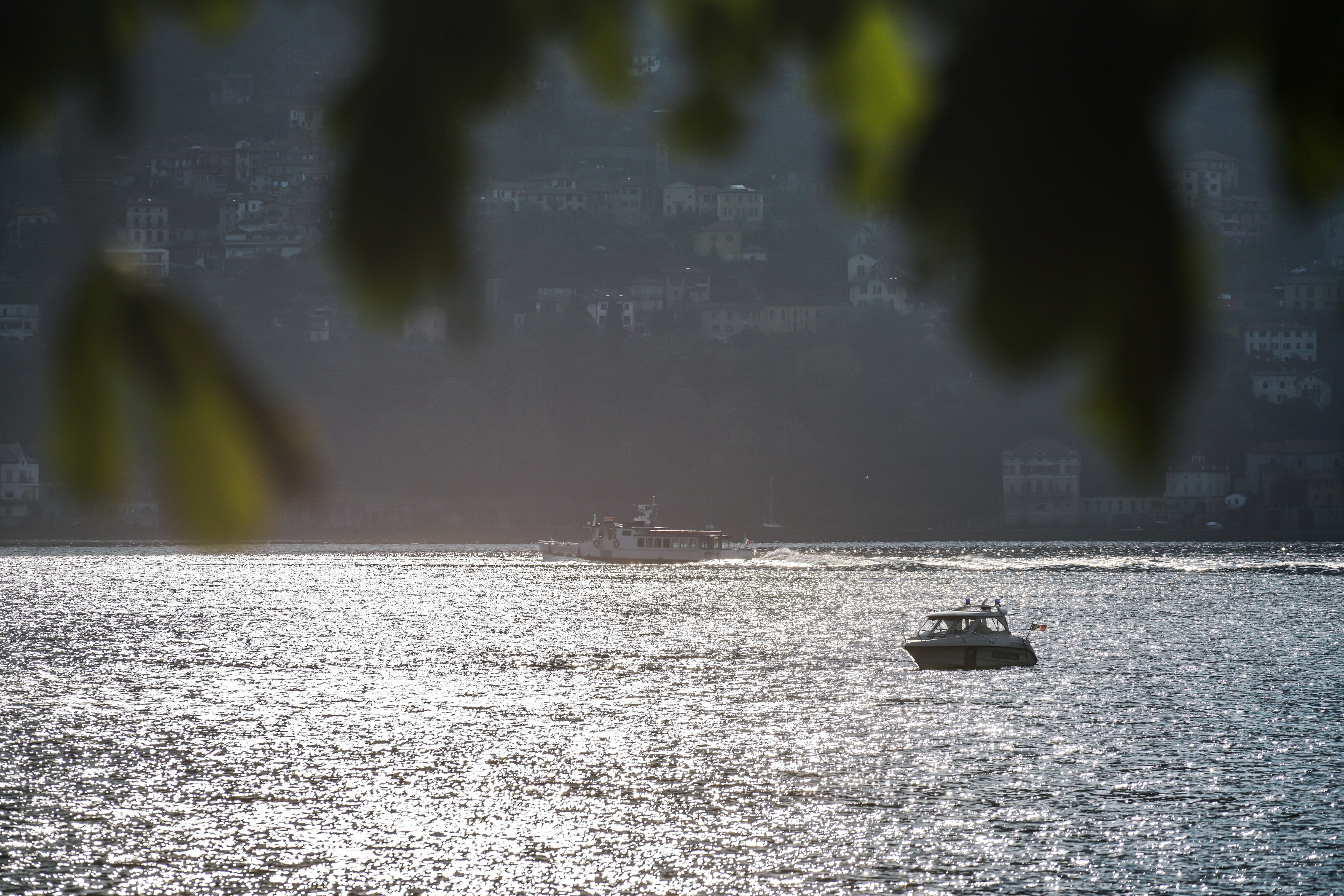 Si tuffa nel lago Como per salvare il figlio, disperso un 44enne