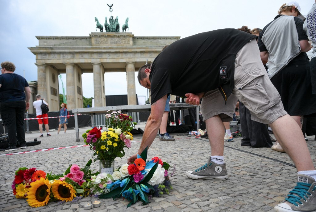 Berlino, folla di persone al Christopher Street Day nel parco del Tiergarten con furgone tra la gente