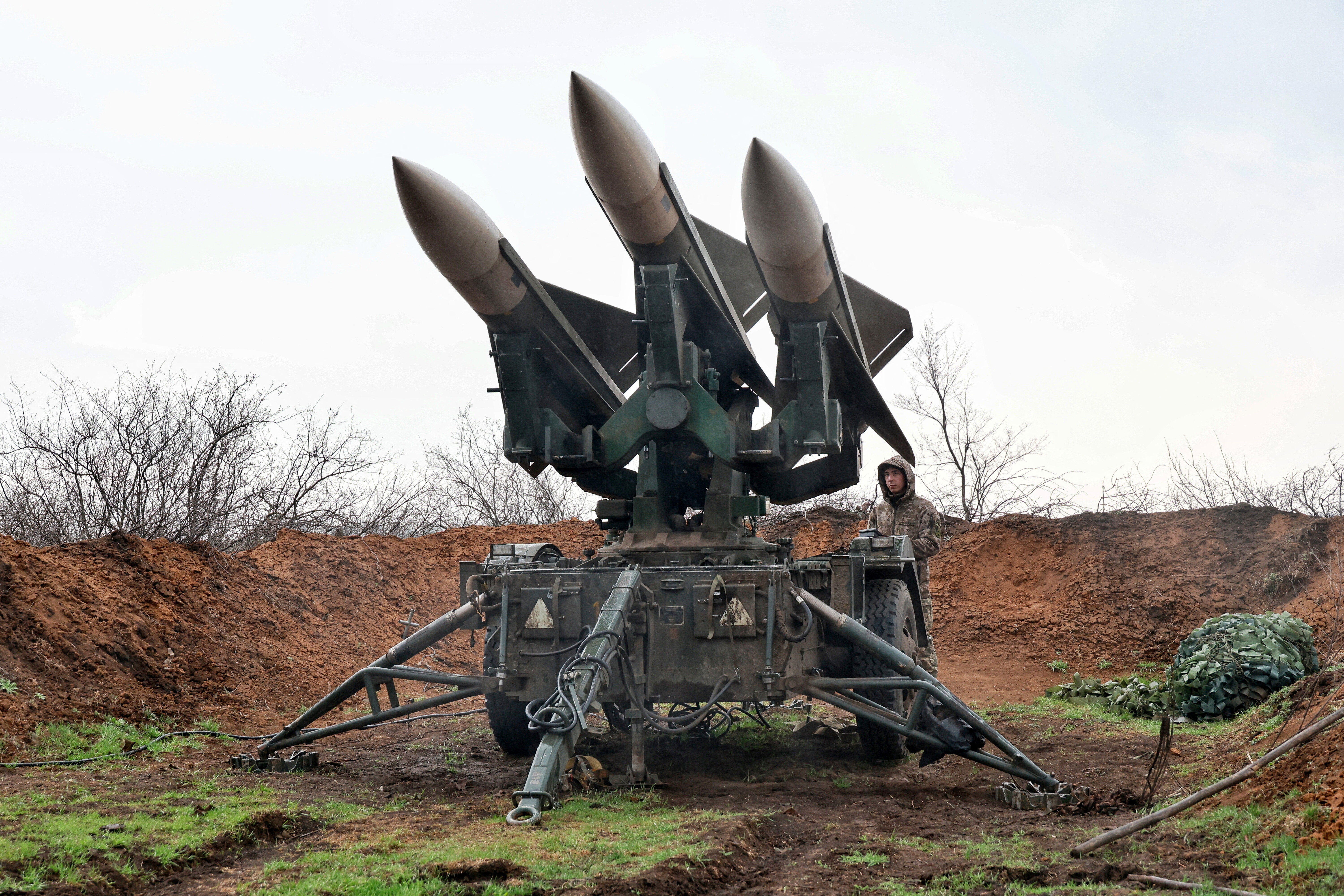 Personale militare russo al lavoro su sistemi di difesa aerea e intercettazione durante operazioni belliche