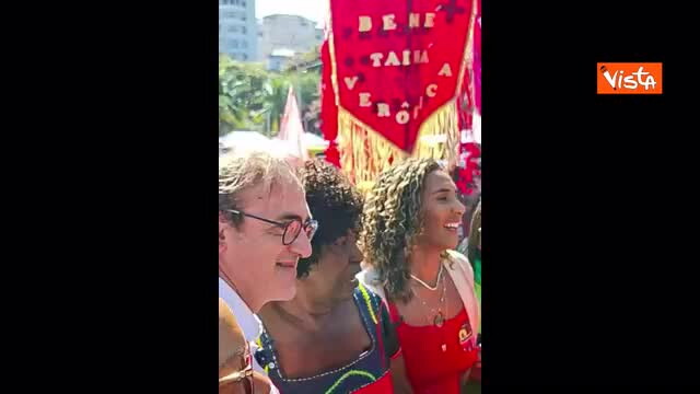 Piazza affollata durante marcia a Rio de Janeiro con partecipanti e bandiere