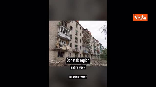 Rovine di edifici colpiti da attacchi aerei, soccorsi al lavoro tra le macerie in città ucraina