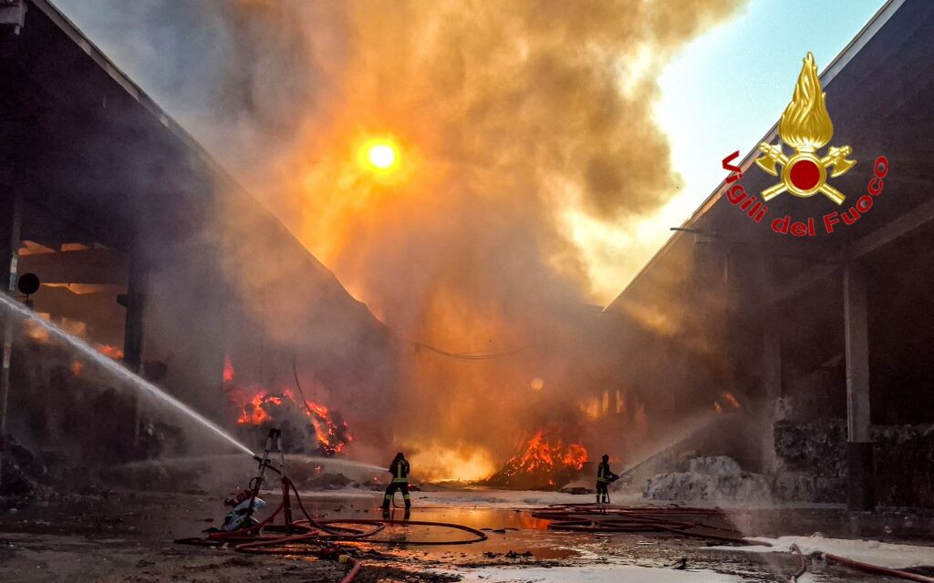 Incendio in una piattaforma ecologica nel Milanese (VIDEO)