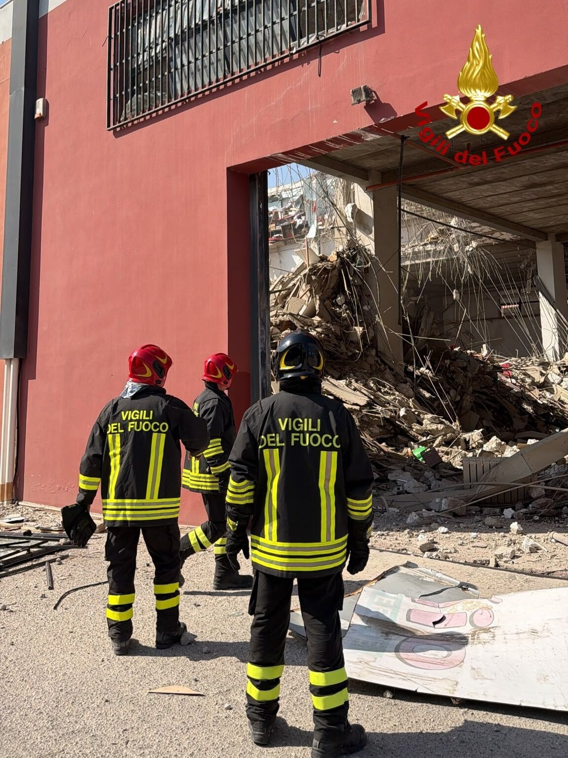 Crolla un palazzo a Messina, tre feriti e sette dispersi [VIDEO]
