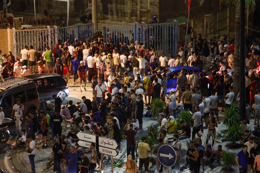 Ceuta al collasso, strage di migranti al confine: 18 morti. Meloni minaccia lo stop a Sche...