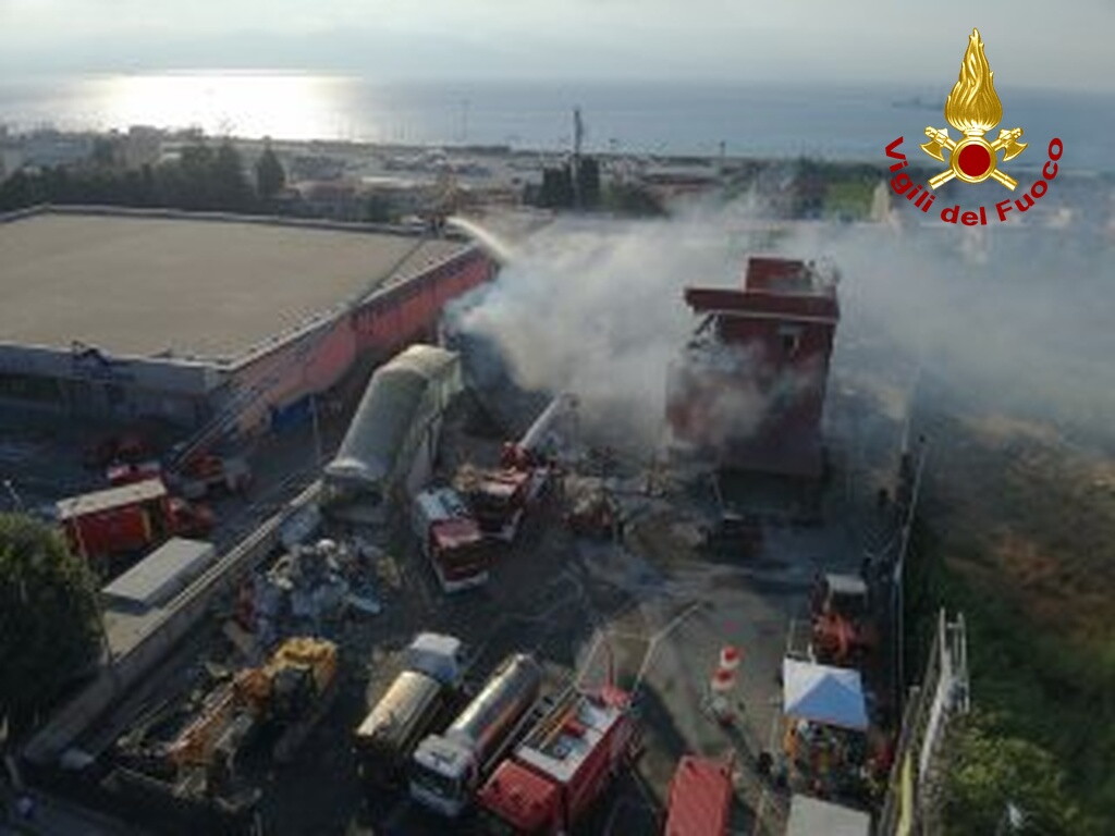 Trovato un corpo sotto i solai della palazzina crollata a Messina, proseguono le ricerche ...