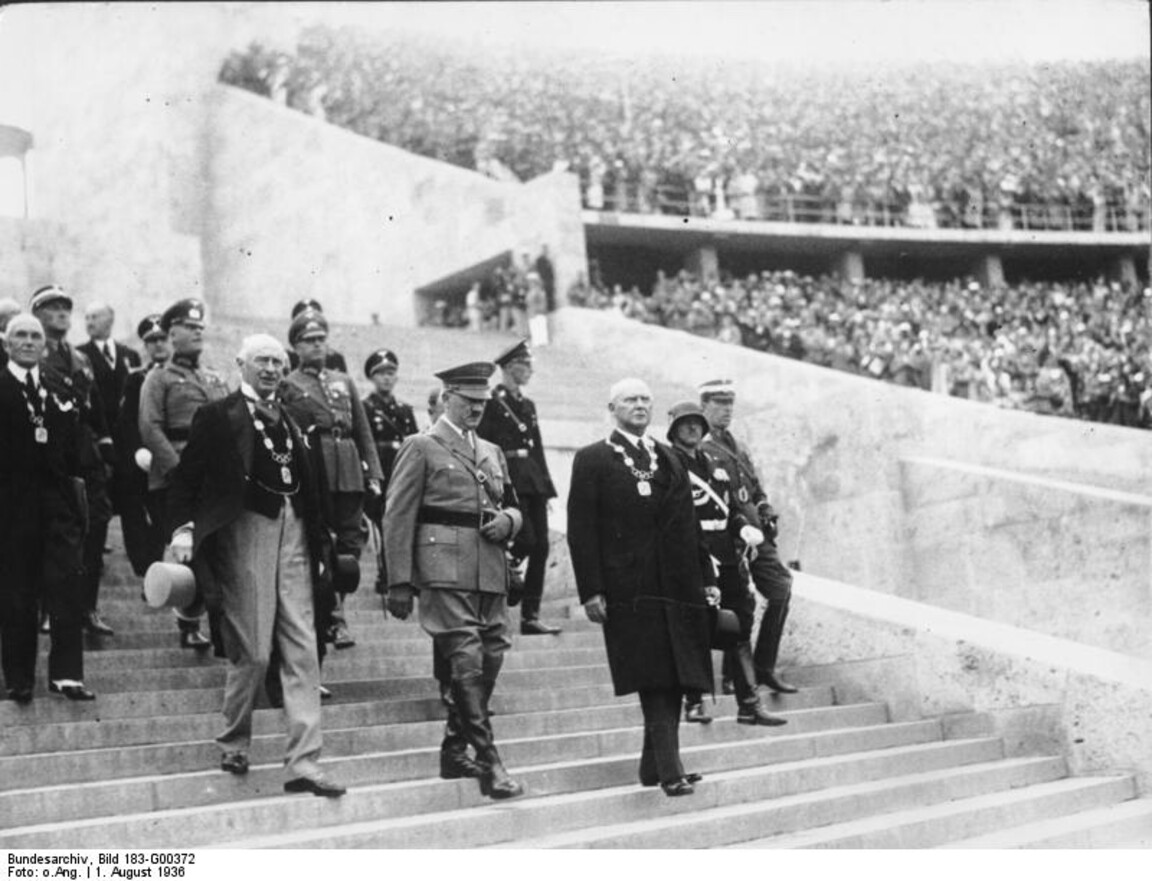 Tedofori e torcia olimpica un'invenzione di Berlino 1936