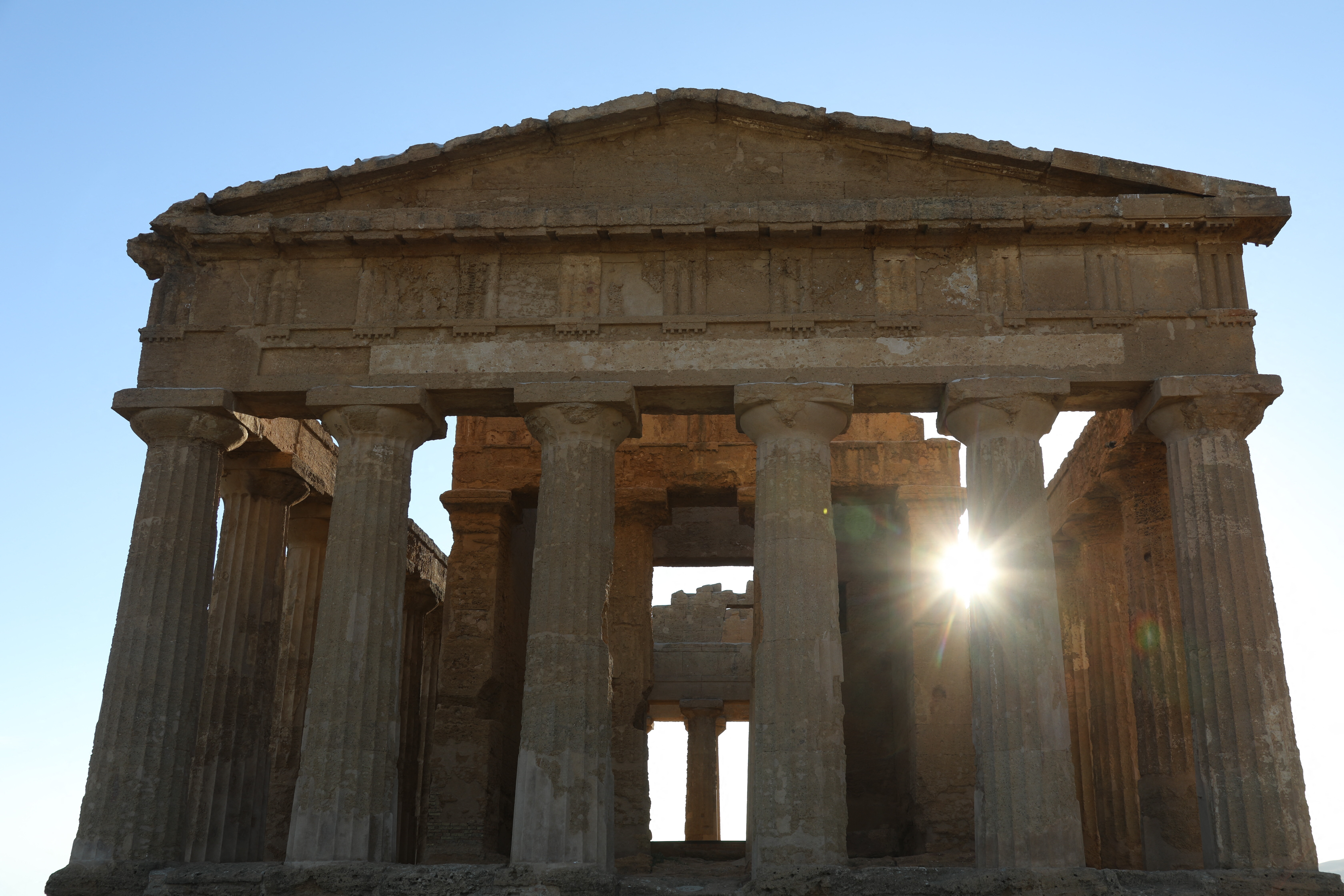 Ladri di rame colpiscono la Valle dei Templi, il monumento resta al buio