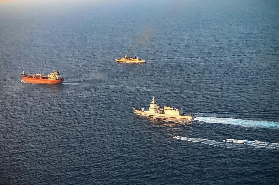 Militari italiani effettuano abbordaggio con elicottero della petroliera Toa Payoh della ‘...