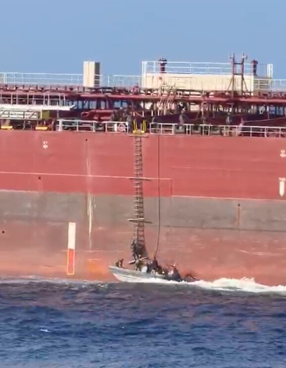 Le immagini dell'abbordaggio della petroliera a largo di Lampedusa