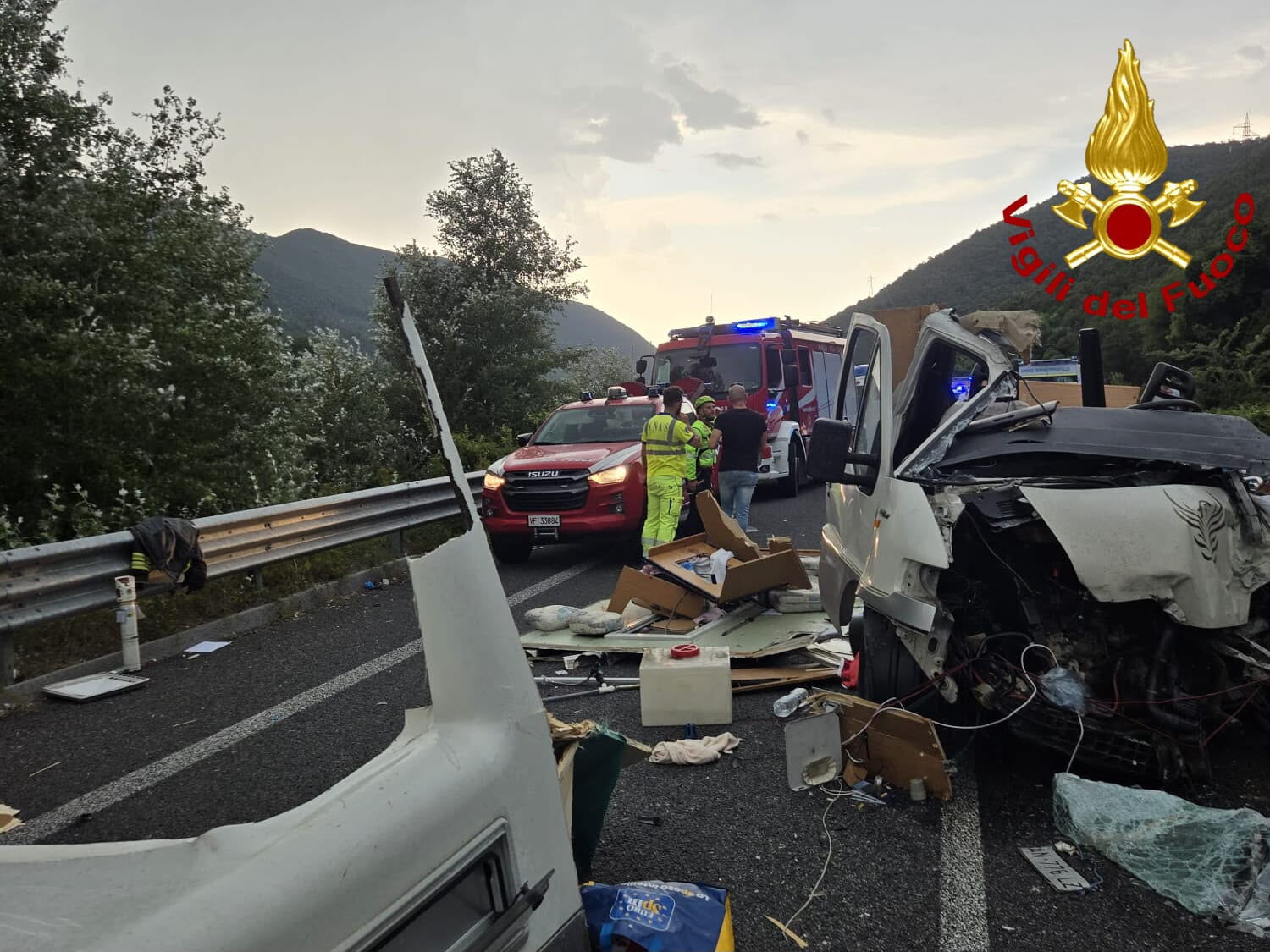 Scontro tra pullman, tre auto e un camper in provincia di Rieti: sei morti e 26 feriti. Tr...