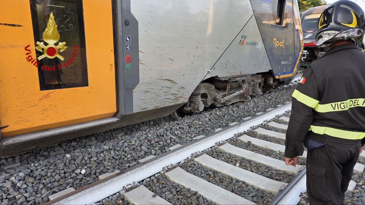 Treno deraglia dopo l'investimento di due mucche a Montelibretti: nessun ferito