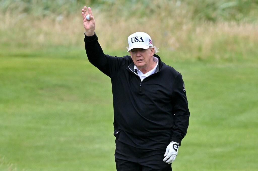 Trump imbroglia a golf? Il caso della pallina "telecomandata"