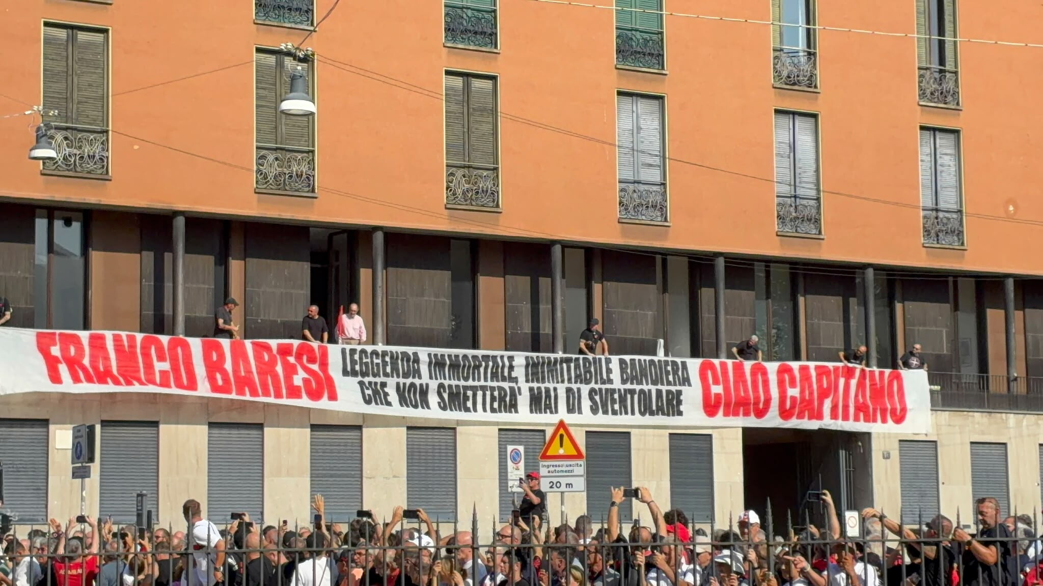 Milano saluta Franco Baresi: "Bandiera che non smetterà mai di sventolare"