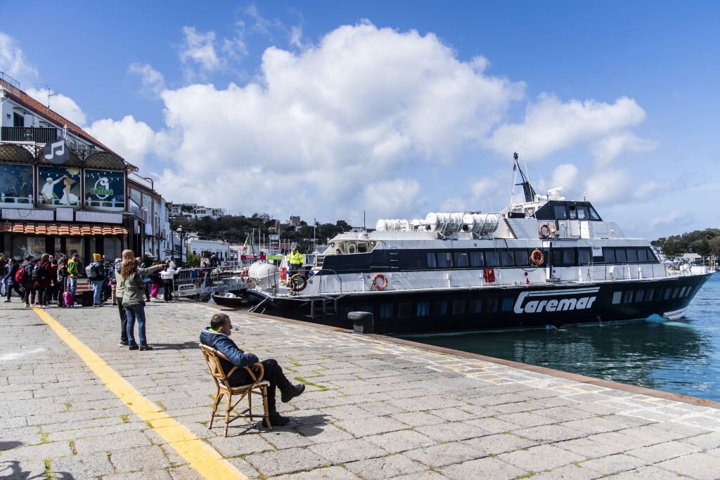 Usa documento falso per ottenere lo sconto sul biglietto per Ischia ma lo arrestano