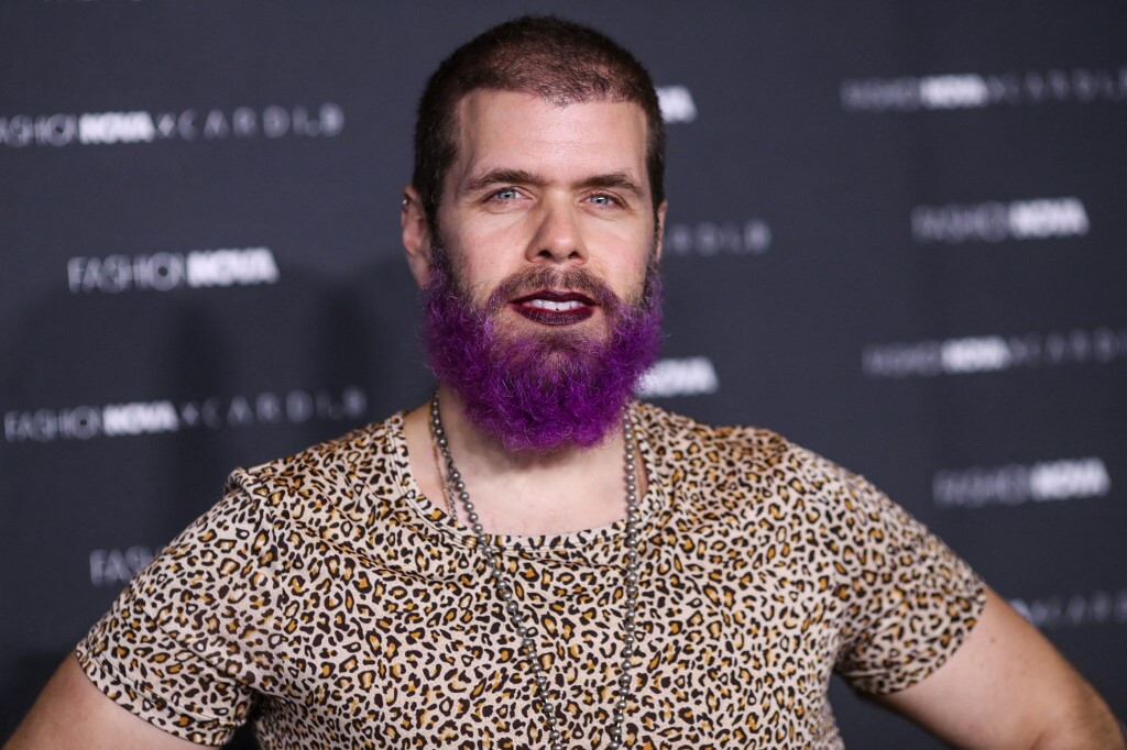 Atto di autolesionismo in diretta streaming, ricoverato il blogger Perez Hilton