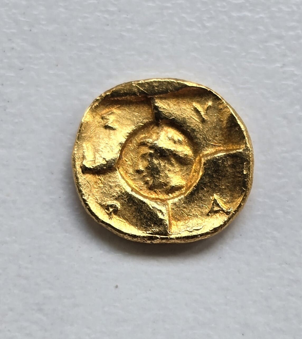 Una moneta d'oro siracusana riemerge dalla necropoli di Akràgos