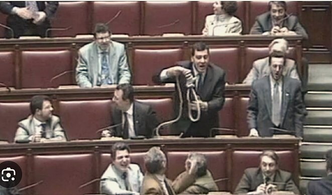 Non solo 'cappio', proteste in Parlamento anche con spigola mortadella e manette