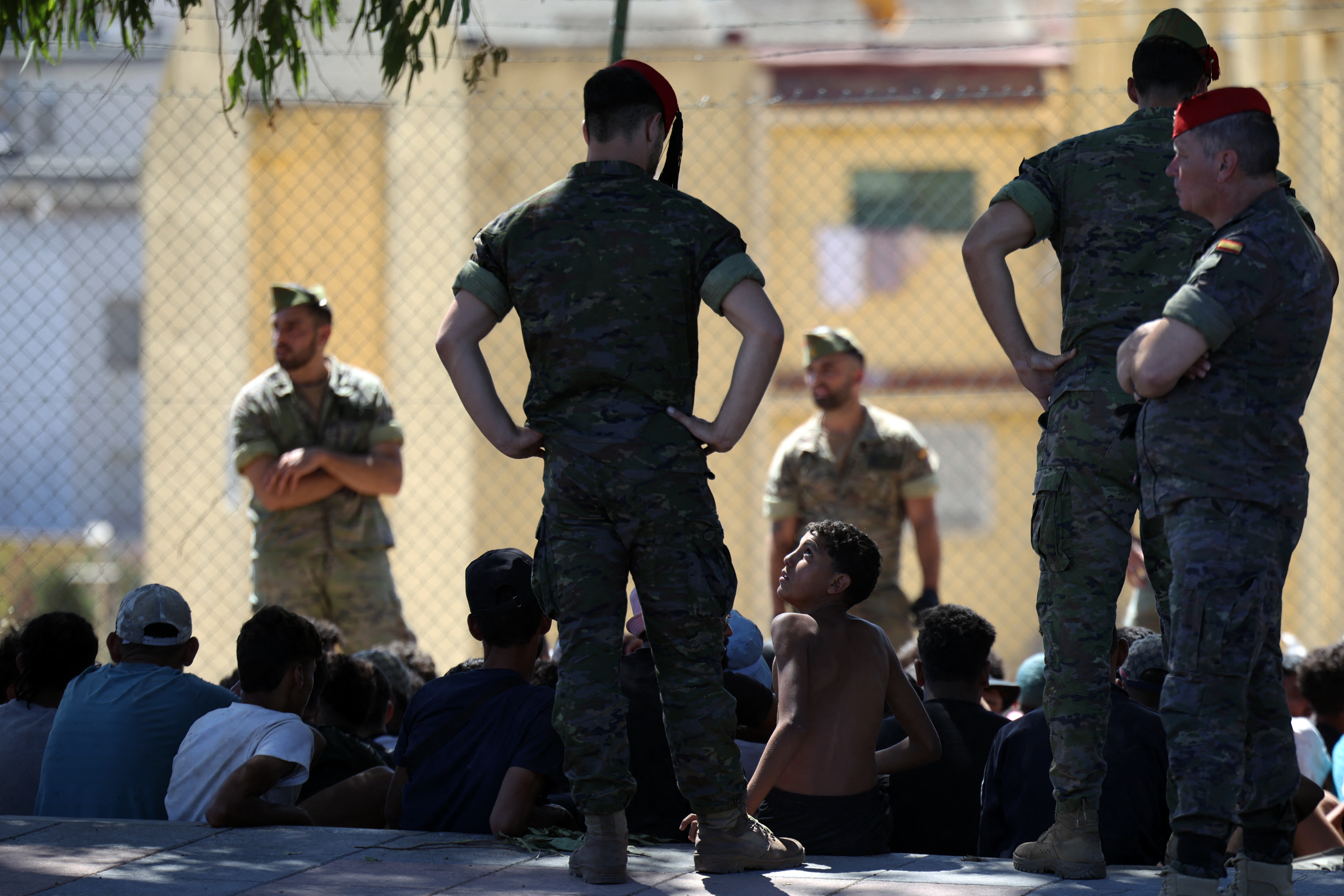 Il Viminale proroga di 15 giorni i controlli alle frontiere con la Spagna. E la risoluzion...
