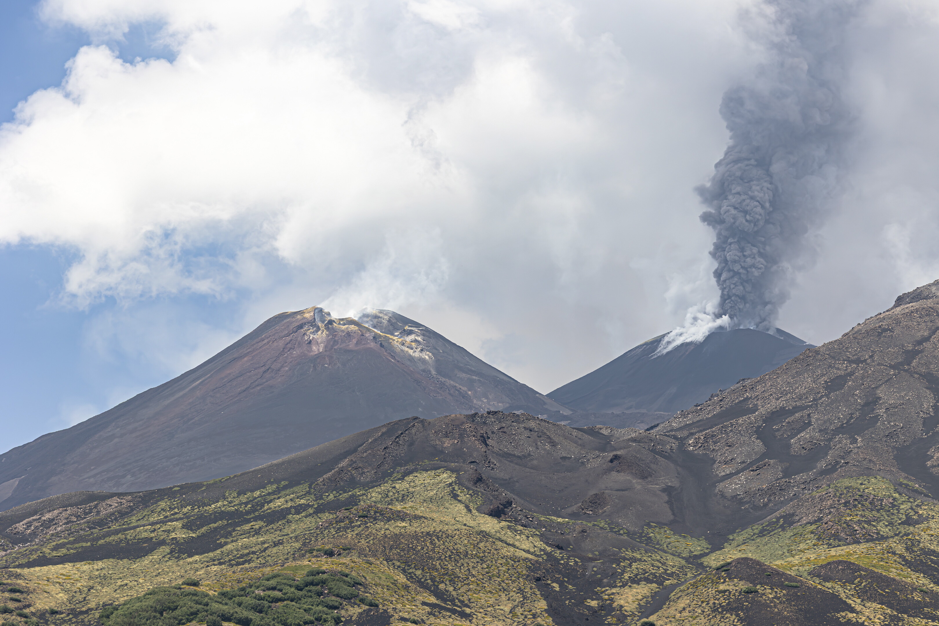 Etna in eruzione, cenere sull'aeroporto di Catania: stop agli arrivi fino alle 12 e treni ...