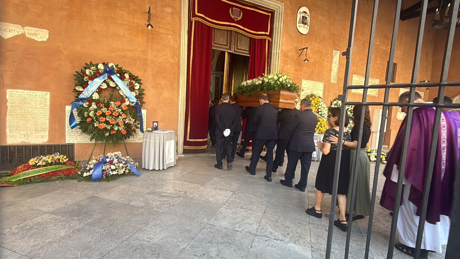 L’ultimo saluto al marito della ministra Roccella, ministri e autorità ai funerali