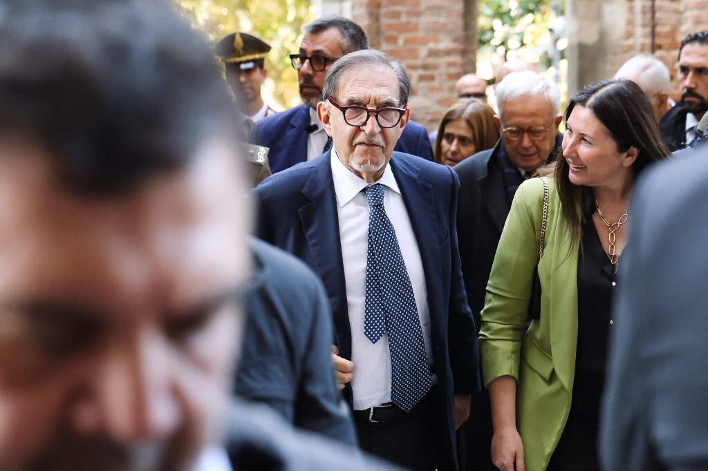 Polemiche a Marcinelle per alcune persone che hanno voltano le spalle a La Russa. Meloni, ...