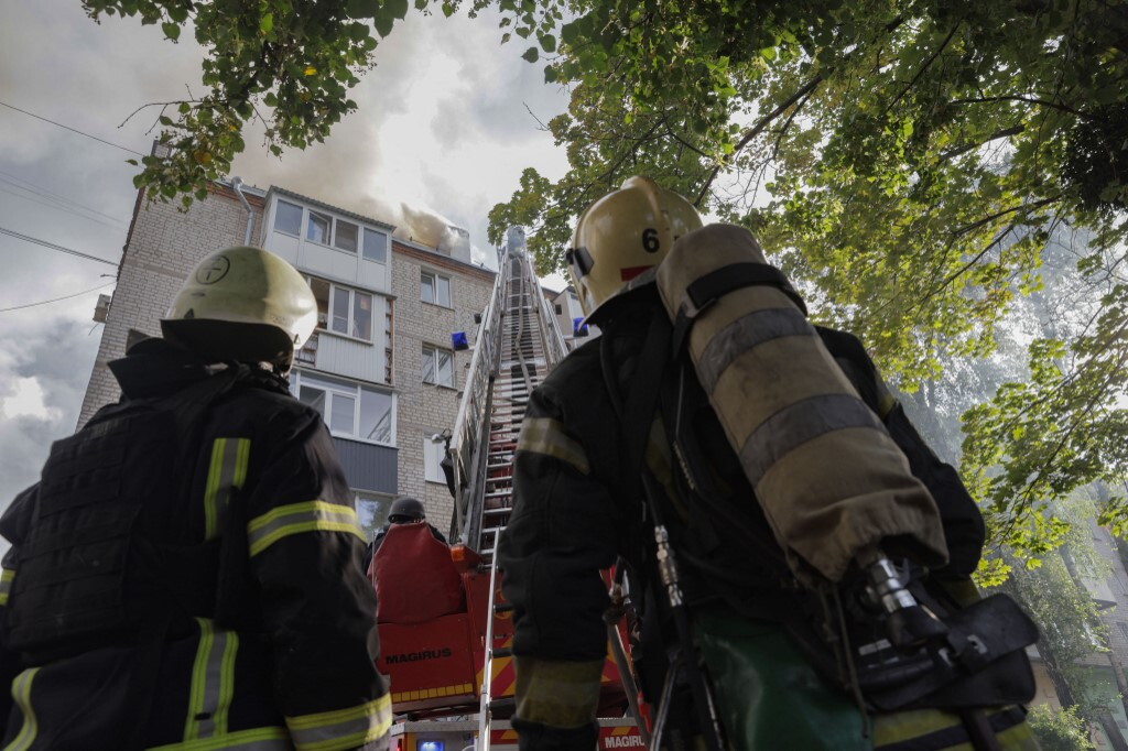 Attacchi russi in Ucraina: due morti a Kharkiv, edifici in fiamme a Odessa